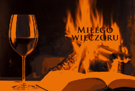 Lampka wina przy książce miłego wieczoru